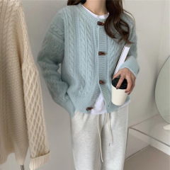 2023春と秋に日本の牛の角を着て短い麻花のセーターの女性の純色の丸首のニットのカーディガンの女性を掛けます。