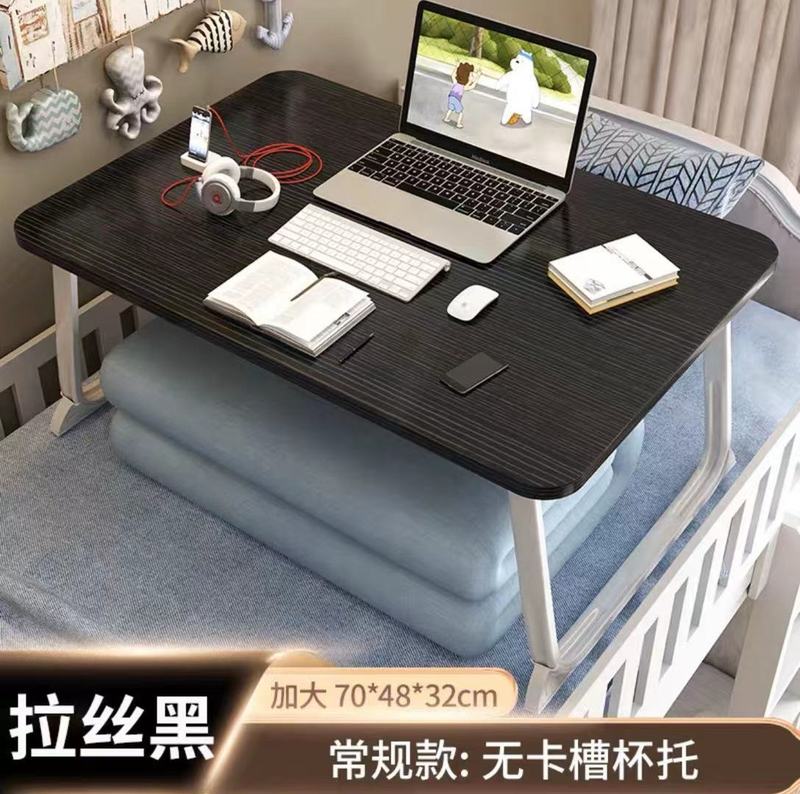 携帯用ベッドの上の小さなテーブルが窓をはねて折りたたみます。|undefined