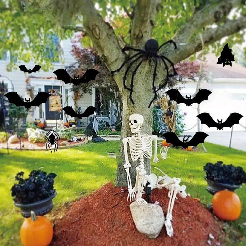 国境を越えたハロウィーン装飾大きなクモが目を光るコウモリがハロウィーンパーティーの庭の壁に飾られている|undefined