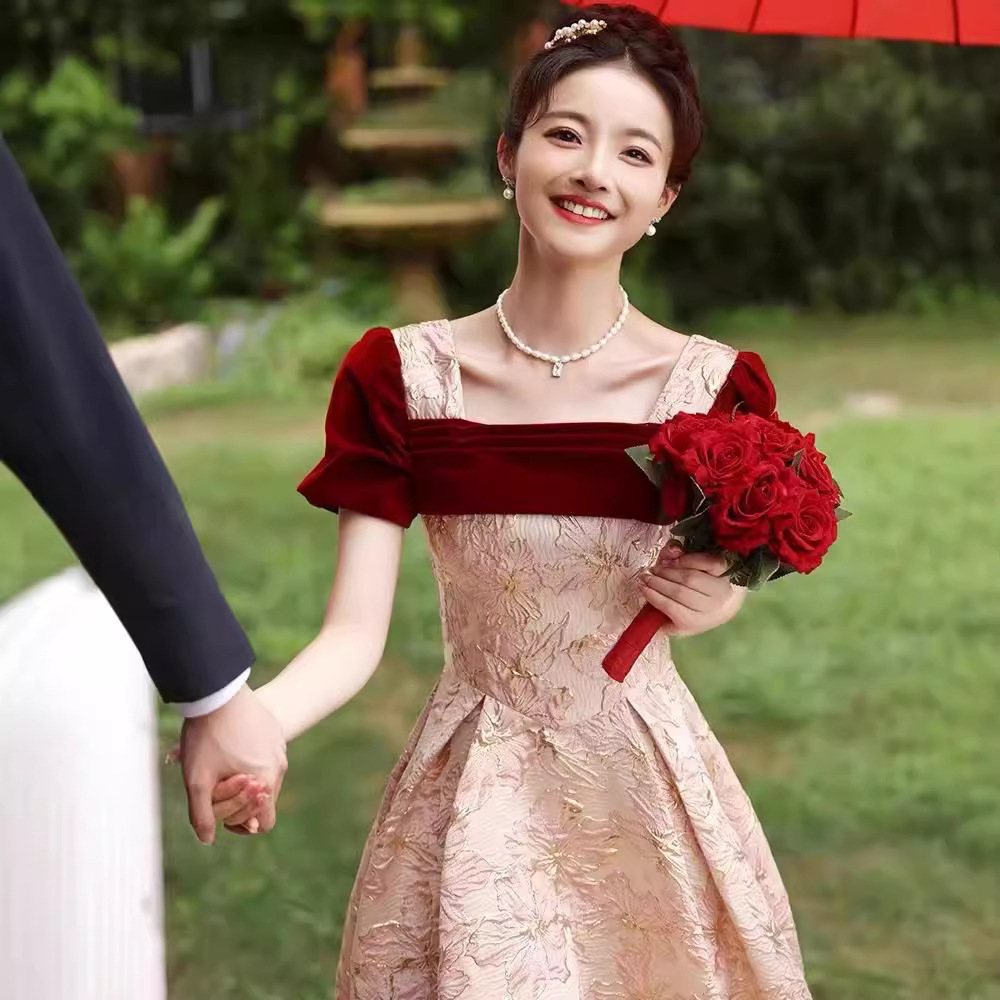 Vestido de novia estilo francés, nuevo estilo 2026, vestido de compromiso color rojo vino, satén estampado, favorecedor para la tez, para la ceremonia de regreso a casa.