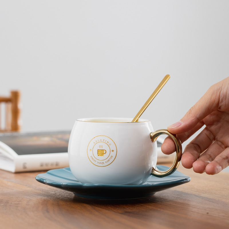 Taza de café original taza de cerámica de perla galvanizada taza de agua de oro con platos cuchara tallada oro LOGO regalo