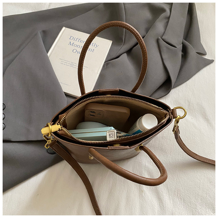 Bolsa de mano de textura retro de gran capacidad para mujeres otoño y invierno 2025 nuevo tipo de mochila de transporte público bolsa de hombro universal