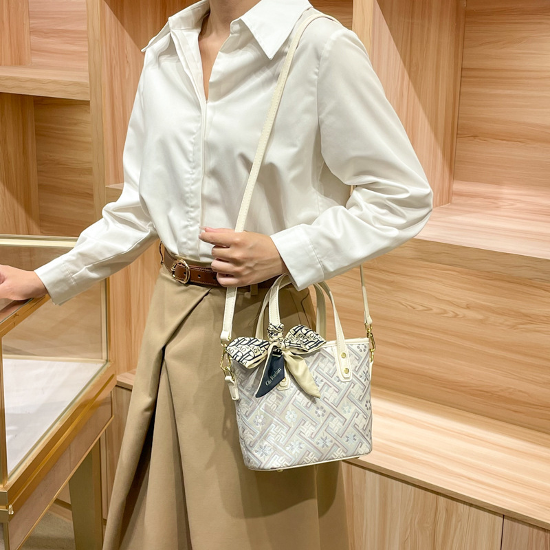 Guangxi Intangible Cultural Heritage Zhuang Brocade Song Brocade Tang Brocade Cloud Fragrance Silk Tote Bag Women's Handbag Ethnic Style Fashion Document Bag for Women