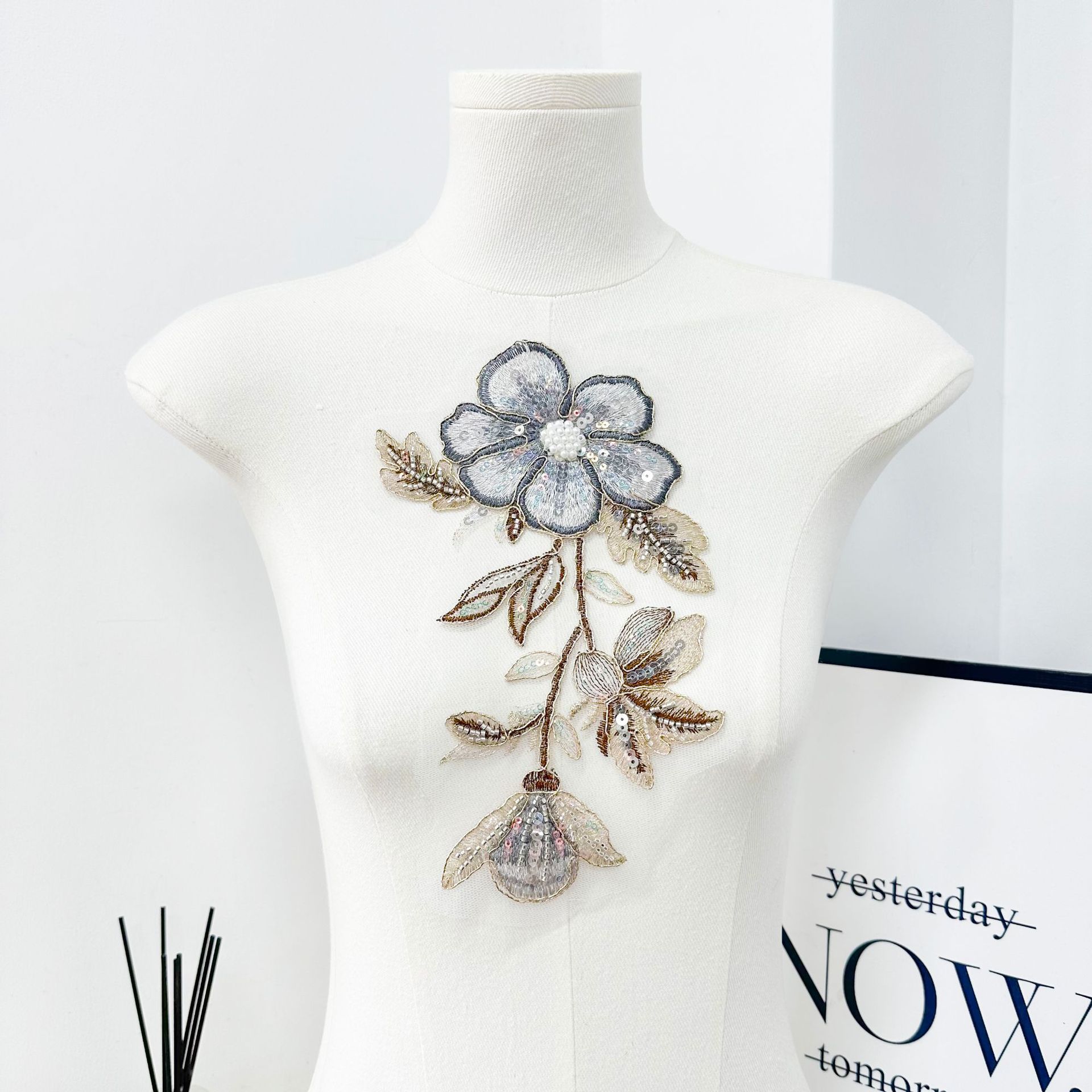 Hecho a mano de encaje cuentas bordadas parches de flores tricolores clavos de tela cuentas de ropa accesorios de decoración DIY