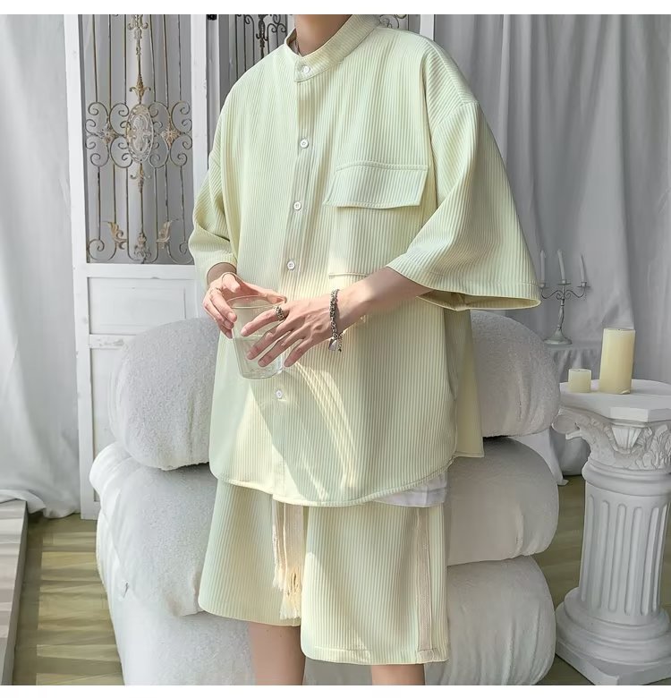 2024 nuevo estilo de moda estilo de Hong Kong de alta calidad traje de caída de seda de hielo pantalones cortos de camisa de manga corta para hombres control de dos piezas para hombres