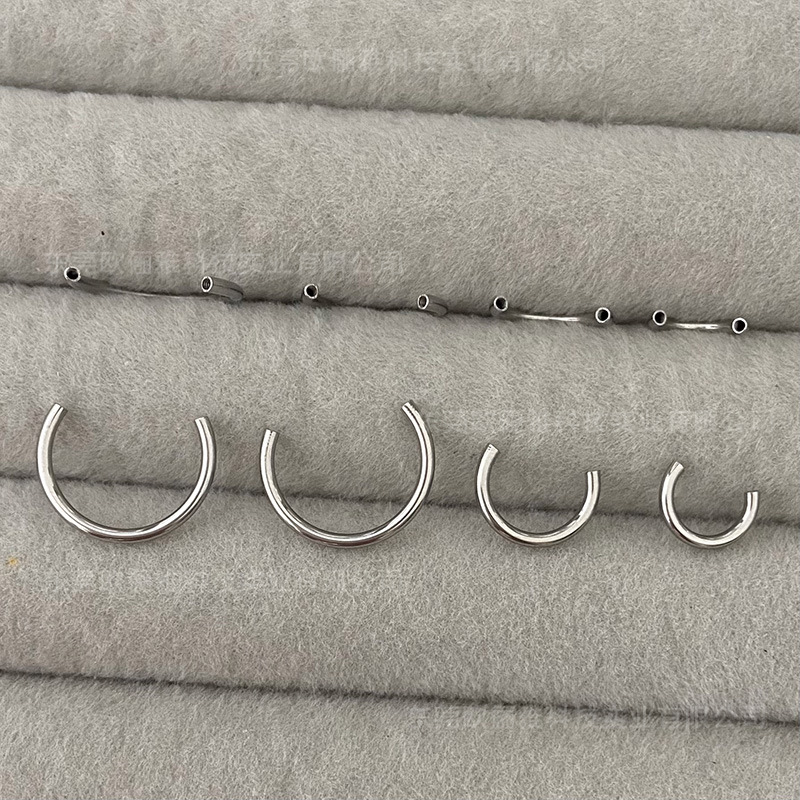 Procesamiento de comercio exterior personalizado anillo en forma de C aleación de titanio espiral interior 0,9 dientes anillo de herradura grueso 1,2mm anillo de oído y nariz tabique