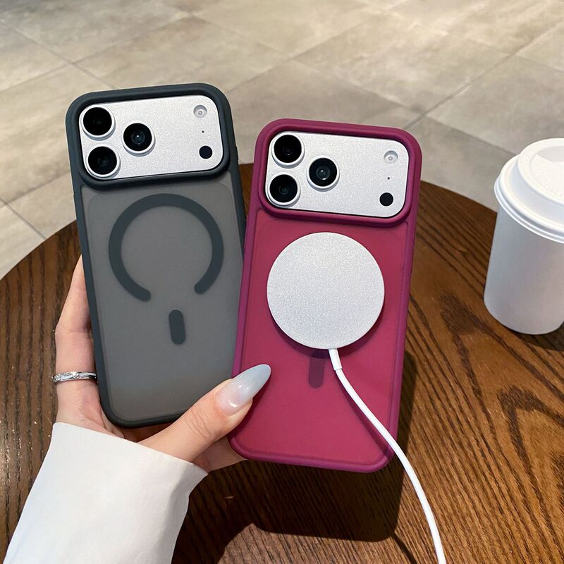 Use the Apple iPhone 18 Pro Max skin-feel magnetic PC+TPU phone case, an acrylic protective cover