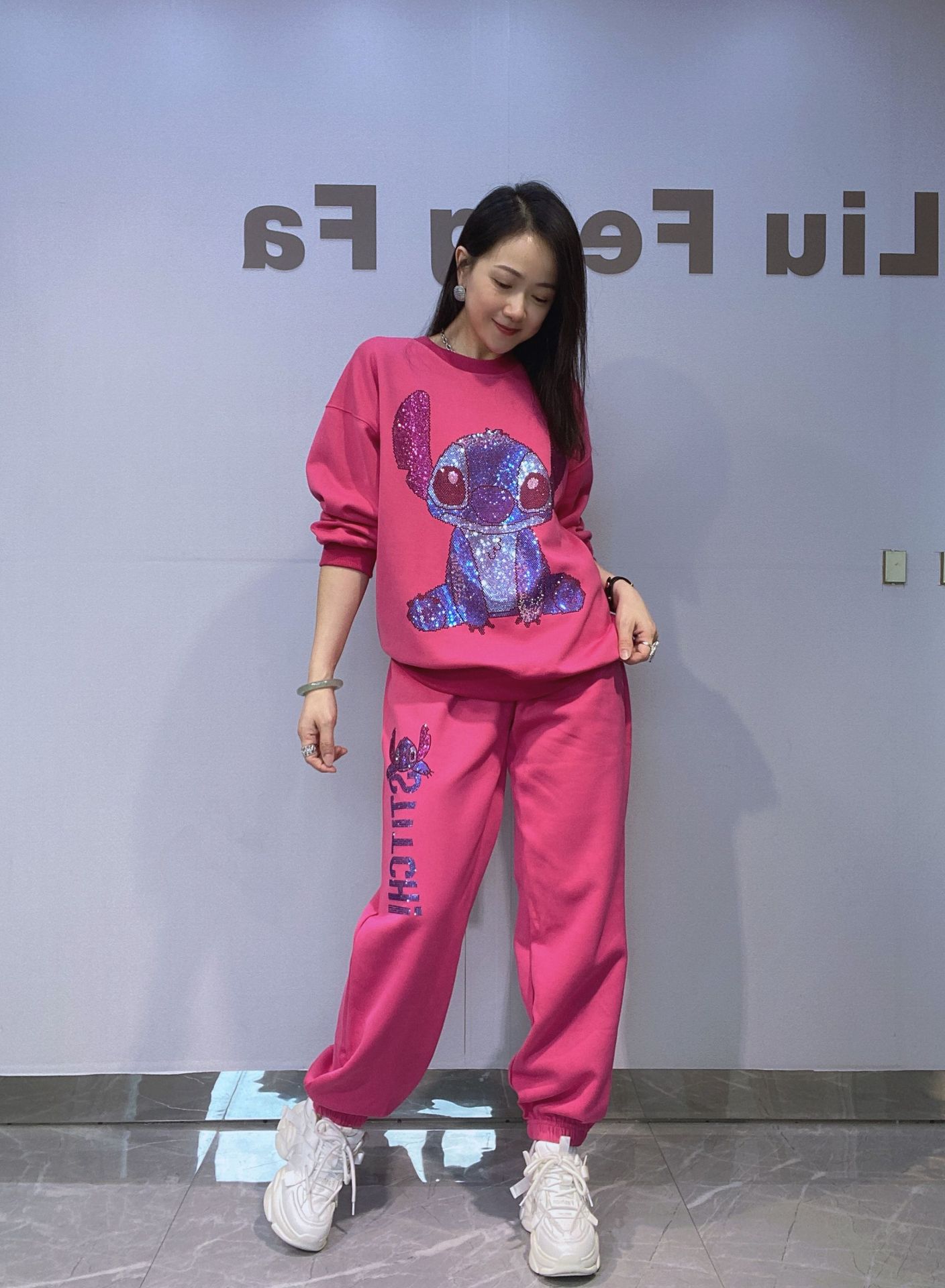 Europa y los Estados Unidos de la ropa de mujer de industria pesada caliente set de taladro de cuello redondo mujer otoño invierno gran tamaño suelto mangas largas pantalones de cinturón de dos piezas set