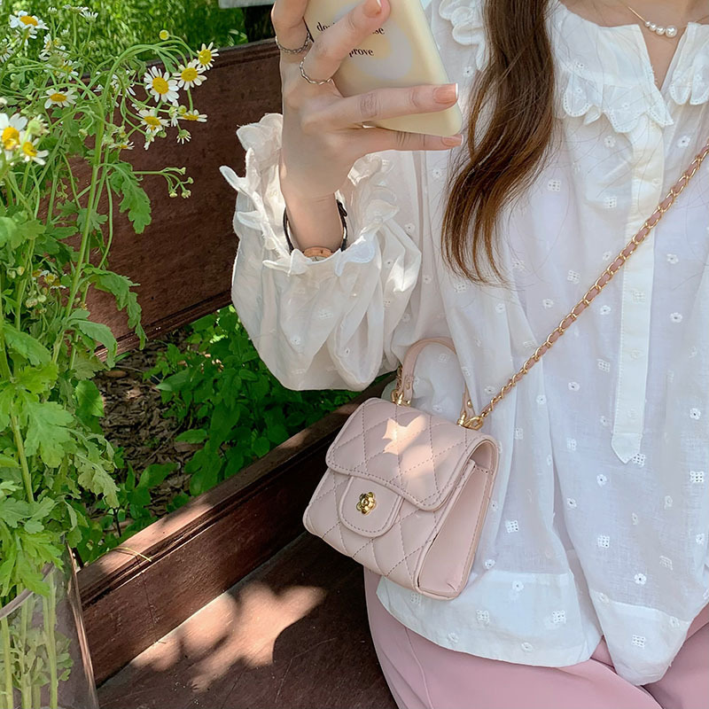 2025 verano nuevo mini bolso pequeño, bolso cuadrado pequeño portátil para damas, bolso de mensajero de todo fósforo con cadena de diamantes de nicho femenino