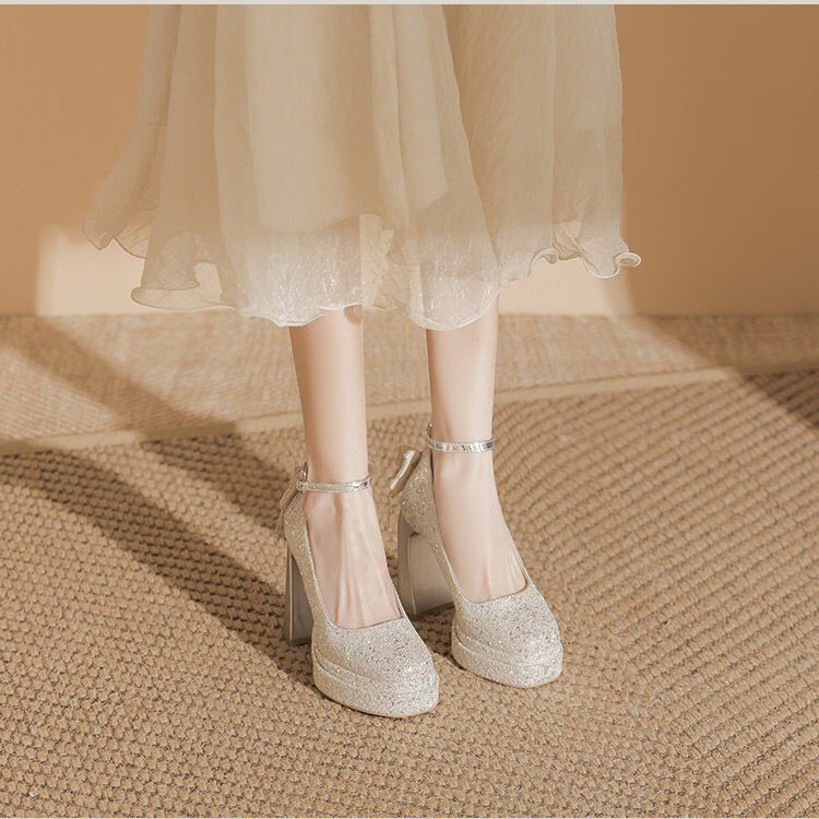 Silver High-Heeled Wedding Shoes with Bow, Fine Glitter, Thick-Soled Mary Jane Shoes for Wedding Dresses, Banquet Performances, and Formal Wear Silver High-Heeled Wedding Shoes with Bow, Fine Glitter, Thick-Soled Mary Jane Shoes for Wedding Dresses, Banquet Performances, and Formal Wear