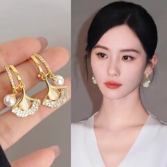 銀杏の葉真珠のイヤリングの女性は軽くて豪華で高級感があります。