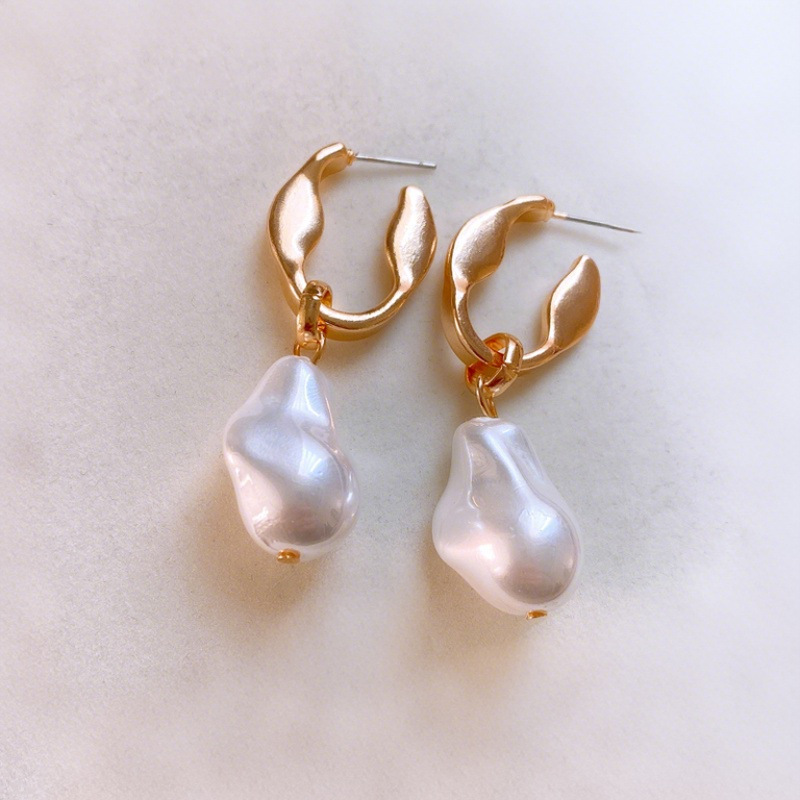 Pendientes de perlas de pinzas de cangrejo irregulares de Corea 2025 nuevo diseño simple sentido Pendientes retro francés al por mayor