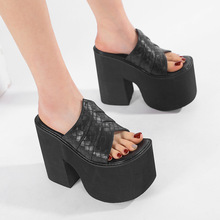 ����¸���ˮ̨��ЬŮ�߸��~��һ����Ů�Ľ���y·�����ɸ����Ь