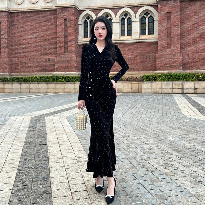 원피스 가을 새로운 하이 엔드 밝은 다이아몬드 기술 허리 슬림 V 넥 기질 긴 소매 블랙 벨벳 긴 치마