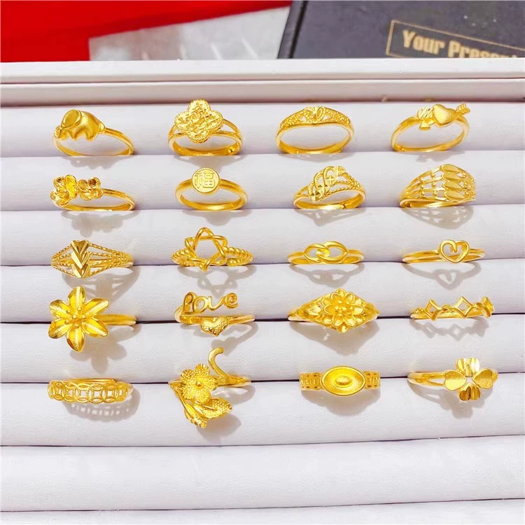 Латунные позолоченные кольца для дам. Несколько маленьких красных книг.