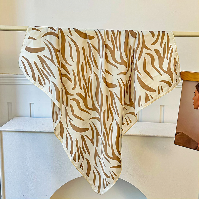 Bufanda de seda, bufanda cuadrada pequeña, sensación de alta gama, nuevo bolso de todo fósforo, pañuelo en la cabeza, cinturón para el cabello con camisa, bufanda decorativa, chal pequeño