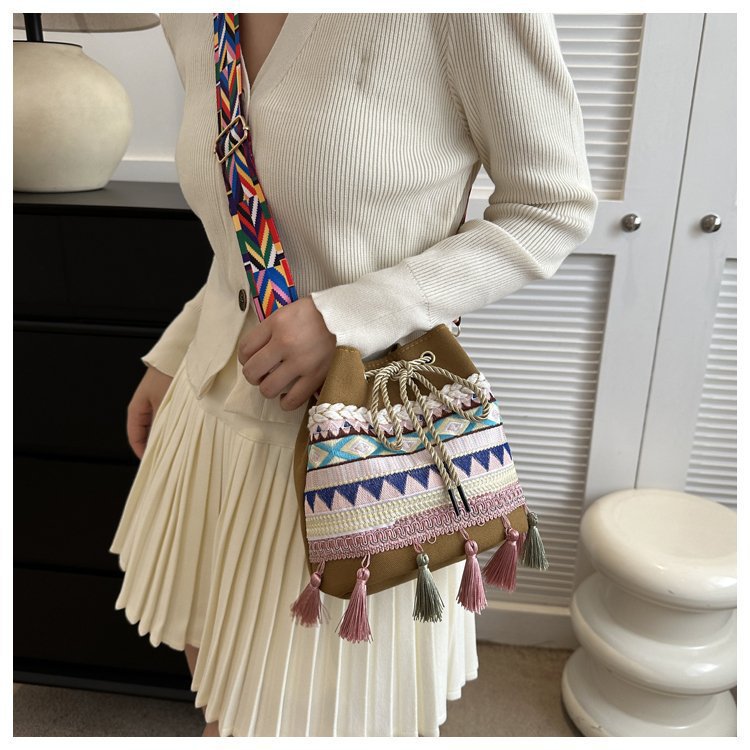 Women's Medium Canvas Geometric Ethnic Style Tassel String Bucket Bag display picture 21
