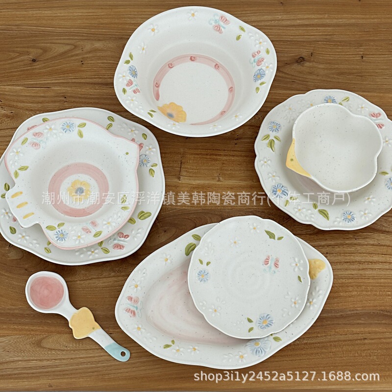 Trendy and stylish ceramic rice bowls, salad bowls, soup bowls, dinner plates, fish plates, dessert plates, bone dishes, and tableware for gifting Trendy and stylish ceramic rice bowls, salad bowls, soup bowls, dinner plates, fish plates, dessert plates, bone dishes, and tableware for gifting