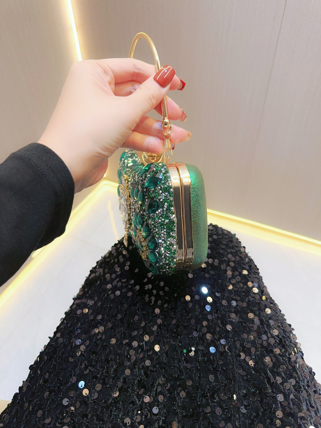 360g Weight Polyester Lining Material Lock clasp Closure Type Top Handle Strap Type Evening Bag Bags Type Holiday, Party Occasion Polyester Material Solid Color Pattern All Seasons Season Women's Gender Diamond Design Elegant, Vintage Style Style Square Shape Small Size Polyester Solid Color Square Evening Bags 2