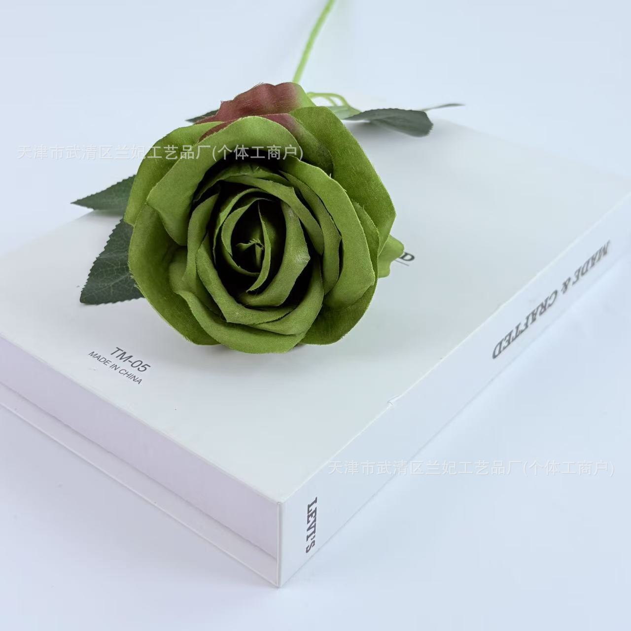 Una sola pieza de tela de seda, una pequeña rosa de crema, una rosa, una rosa, una rosa, una rosa, una rosa, una rosa, una rosa, una rosa, un arreglo floral, una boda, una pared de flores