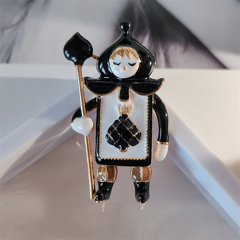 新しいかわいいレトロなスペードの兵士のブローチクリスマスシリーズの合金の装飾のアイデアの胸の花の現物の卸売り代
