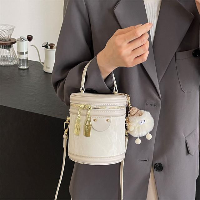 Bolso de mano popular de este año, bolso de mano para mujeres, verano 2024 nuevo estilo simple, bolso de hombro universal, bolso de cubo de tendencia explosiva.