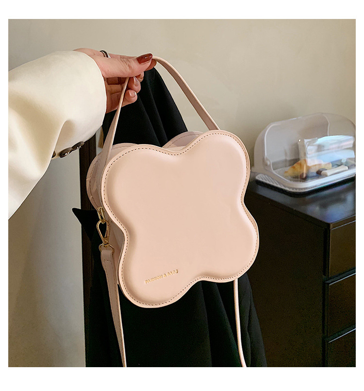 Women's Medium Pu Leather Solid Color Cute Cloud Shape Magnetic Buckle Handbag display picture 1