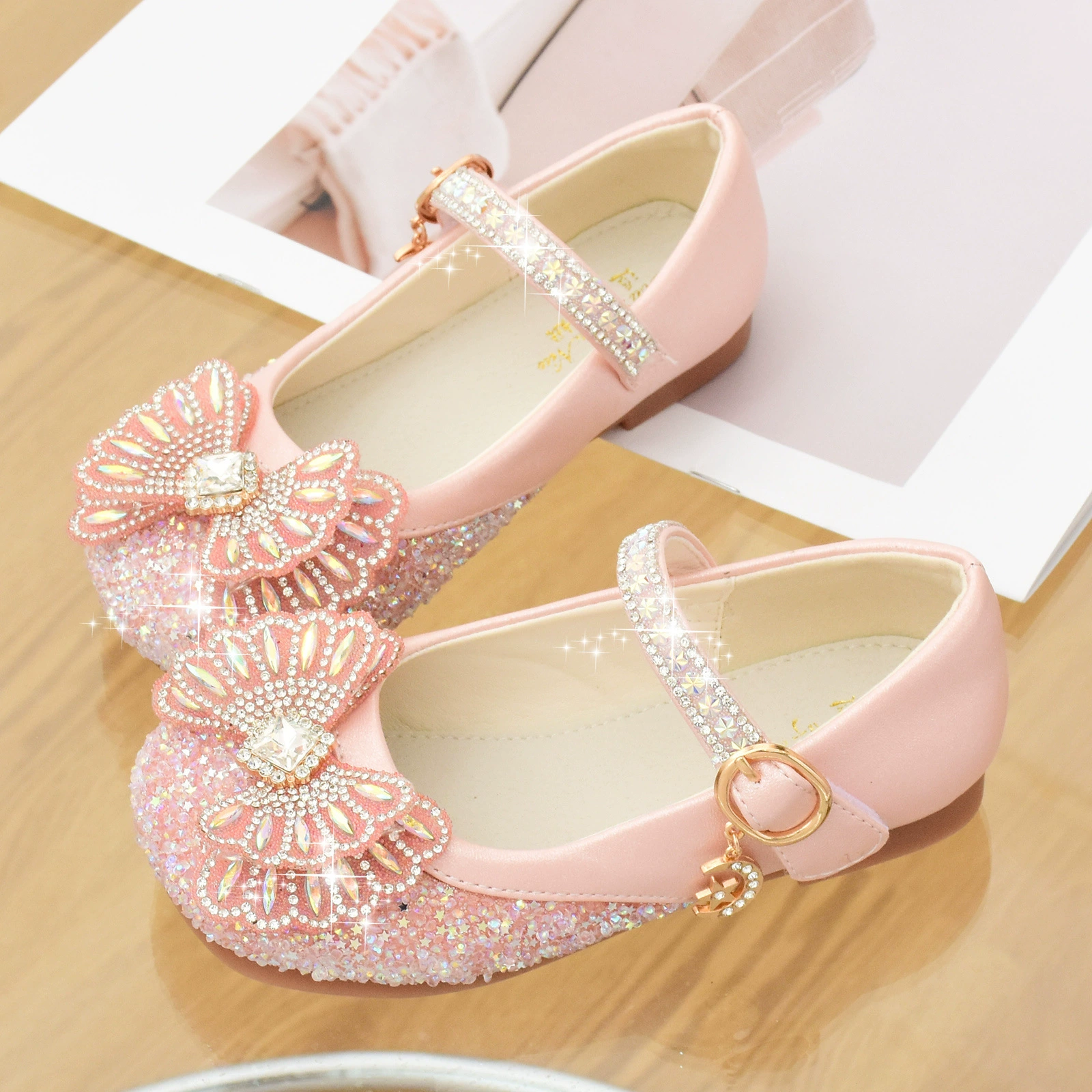 Детская обувь от производителей оптом весенне-Осенняя обувь принцессы для девочек и девочек с мягкой подошвой, маленькие кожаные туфли с мягкой подошвой, детская обувь с кристаллами
