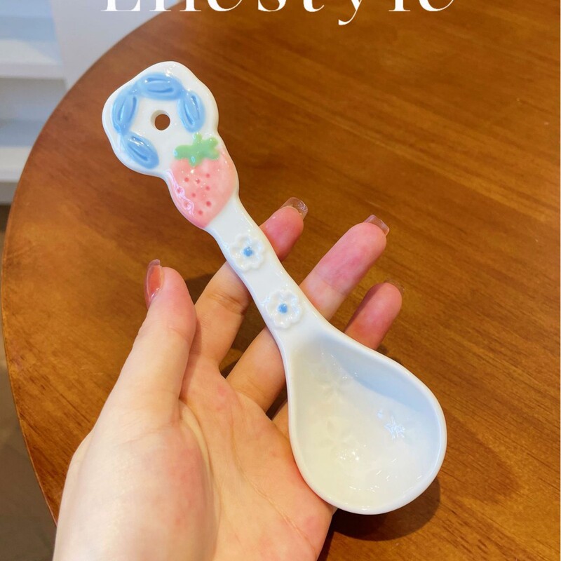 漫画の長い柄の陶磁器のスープのスプーンのかわいい家庭用の創意の高い顔の値のピンクのネットの赤い釉薬の下の色の小さいスプーン|undefined