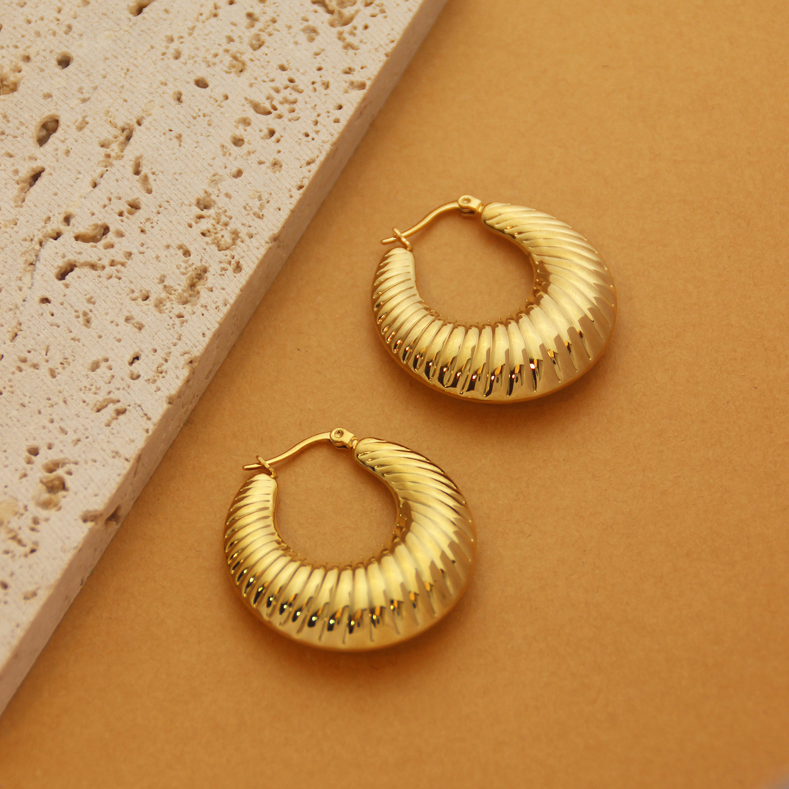 1 Pair Retro Simple Style C Shape U Shape Solid Color Plating Titanium Steel 18k Gold Plated Earrings display picture 2