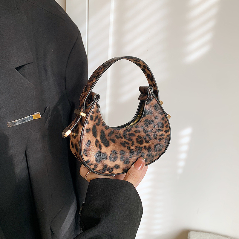 Tendencia nueva bolsa de mujer ocio 2024 personalidad coreana de invierno media luna brazaleta temperamento bolso de hombro