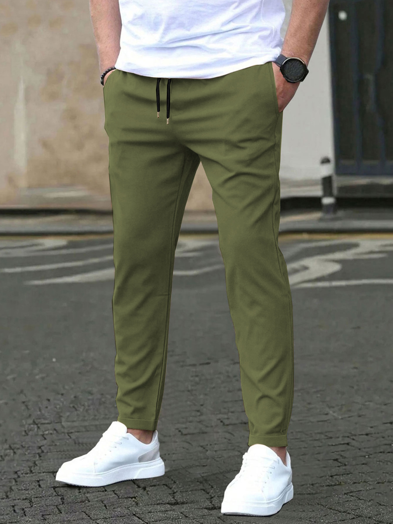 "Klassische Slim-Fit-Freizeithose für Herren mit Lederetikett – Polyester-Komfort für den Alltag in Schwarz, Khaki und Marineblau"_voghion.com