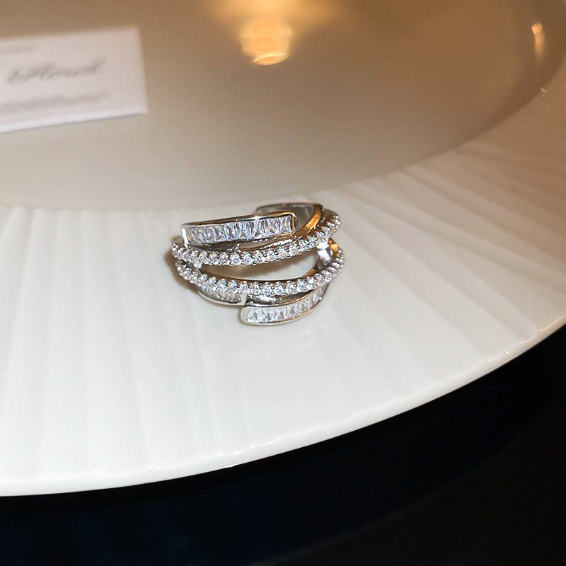 レトロな円形の緑松石の開口指輪の宮廷風の大衆の設計のファッション的な指輪の軽い贅沢な高級感の食指の指輪