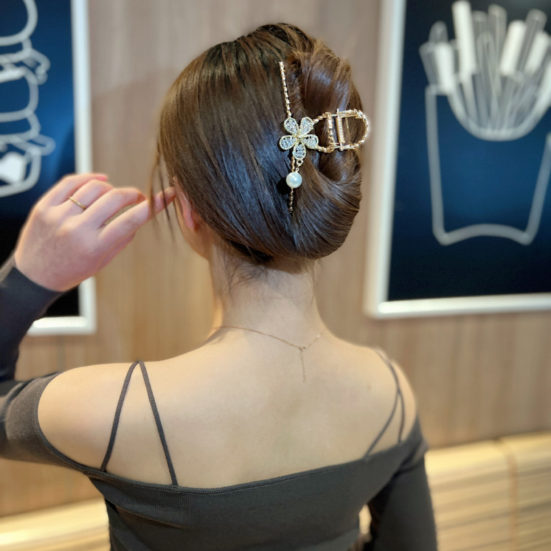 Women's Elegant Fashion Flower Metal Pearl Braid Flowers Artificial Gemstones Artificial Pearls Hair Clip display picture 5