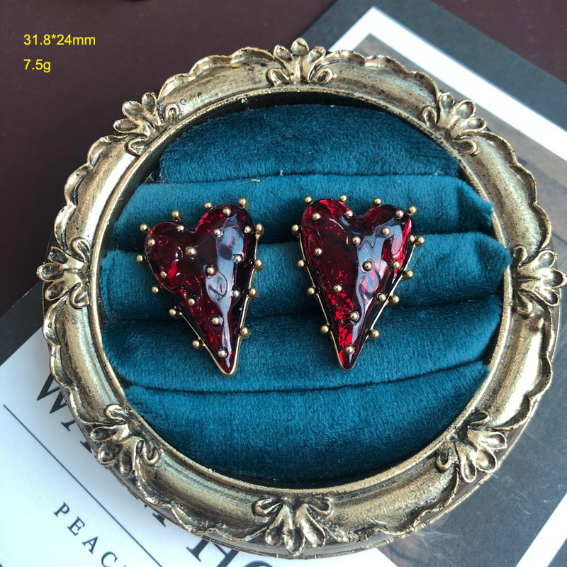 1 Pair Retro Heart Shape Alloy Plating Resin Women's Earrings display picture 6