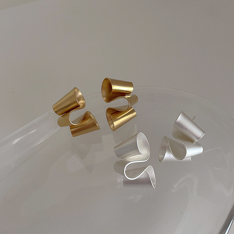 Matte small design retro universal elegant earrings