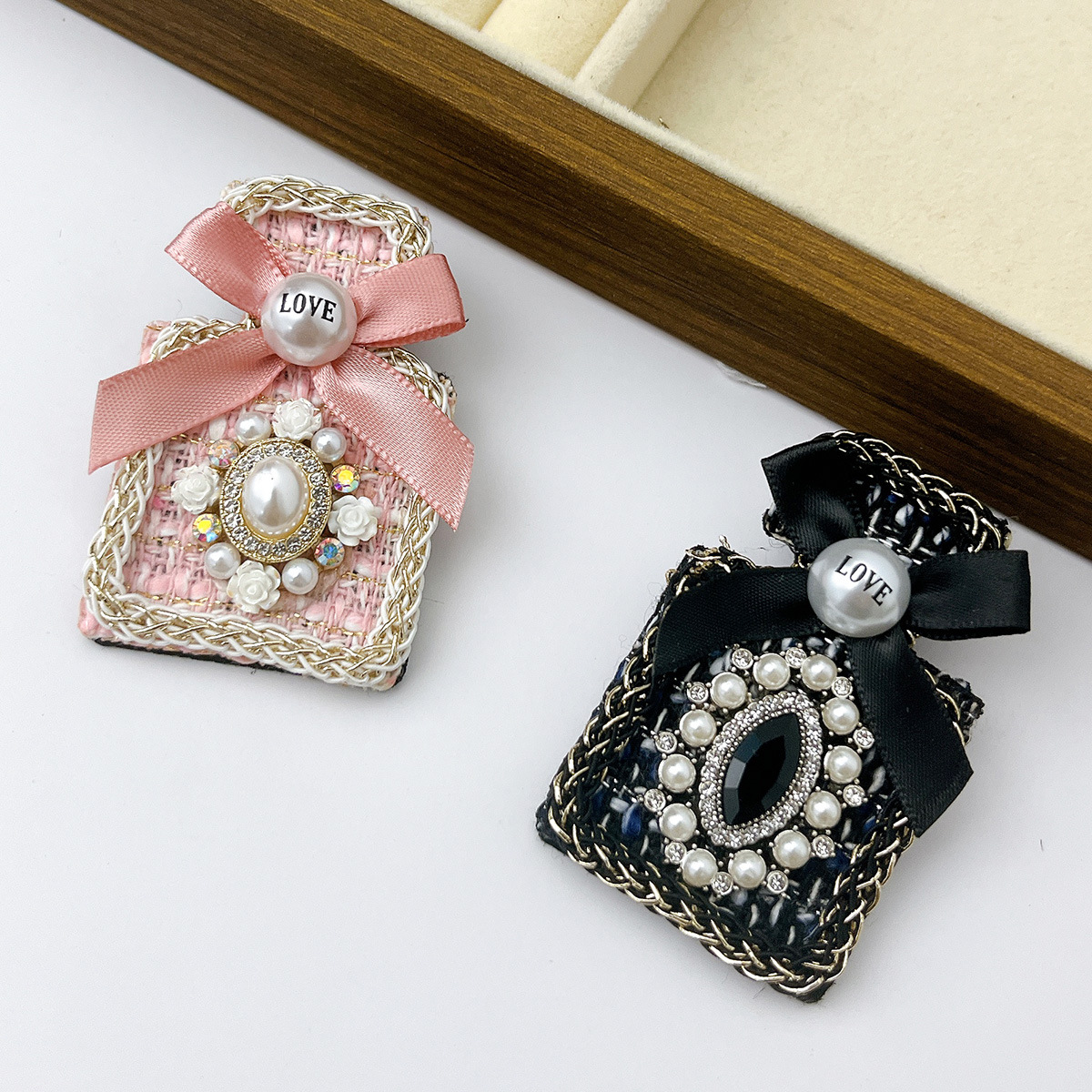 Korean Style Perfume Bottle Model Brooch for Women, Fabric Black Gemstone Bow Pin, Suit Bag Accessories Gift