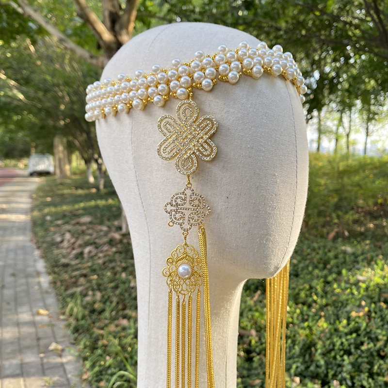 Монгольский головной убор с бахромой и национальной свадебной церемонией