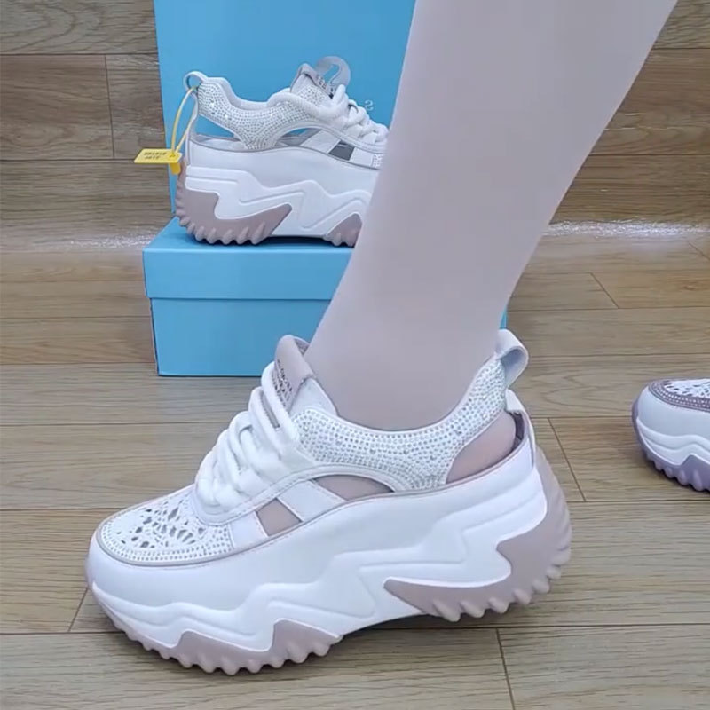 Zapatos deportivos de moda versátiles con suela gruesa aumentando la altura de los zapatos blancos para mujeres en verano de 2026 nuevos zapatos casuales ligeros para padres