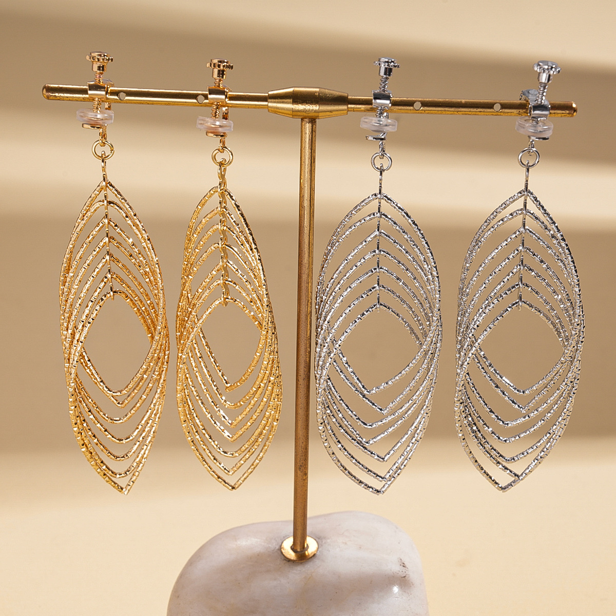 Europa y América sensación de metal geometría elíptica hueco cruzado sin agujeros de orejas abrazaderas de moda transfronterizas personalidad alta sensación pendientes
