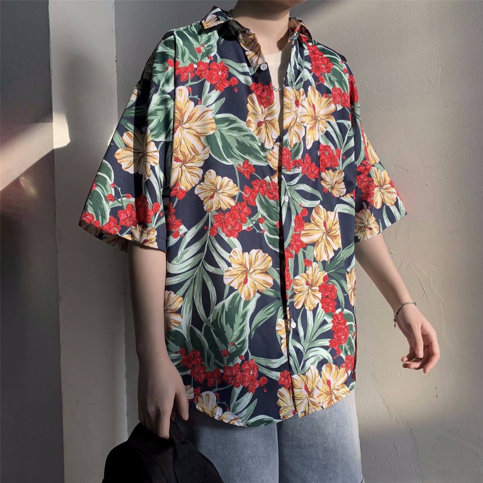 Estilo japonés retro floral camisa de manga corta de los hombres estilo coreano moda fresco todo partido guapo media manga hawaiana camisa de moda