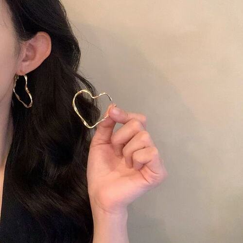 Irregular Heart-shaped Ear Cuff for Women, Unconventional and Unique, Exaggerated and High-end, Square and Round Suitable for Your Personality Earrings