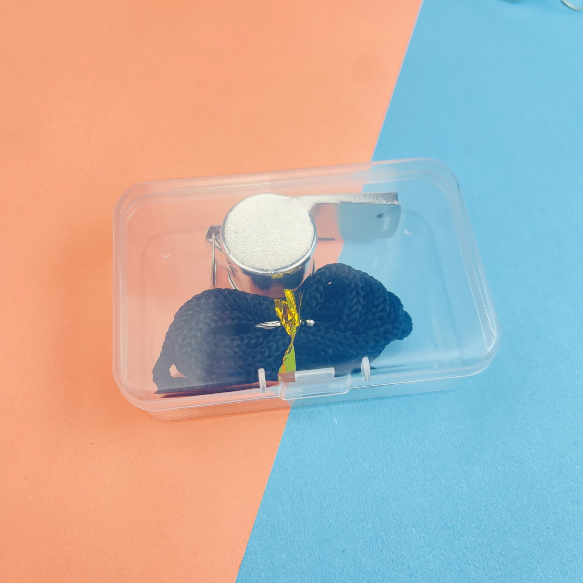 금속 호루라기 + 검은색 밧줄 + 투명 보관함