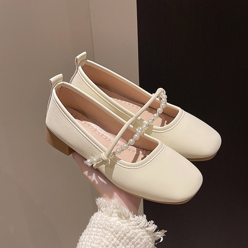 French flat sandals for women, 2025 spring, shallow mouth, pearl one-word buckle, fashionable outerwear fairy wind, soft bottom, bean-shaped shoes