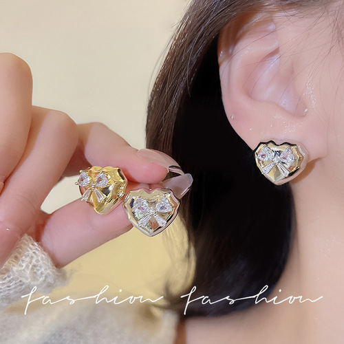 European and American minimalist sweet-cool heart-shaped bow with diamond-studded earrings for women, trendy online influencers' exquisite, sparkling, high-end, light luxury earrings