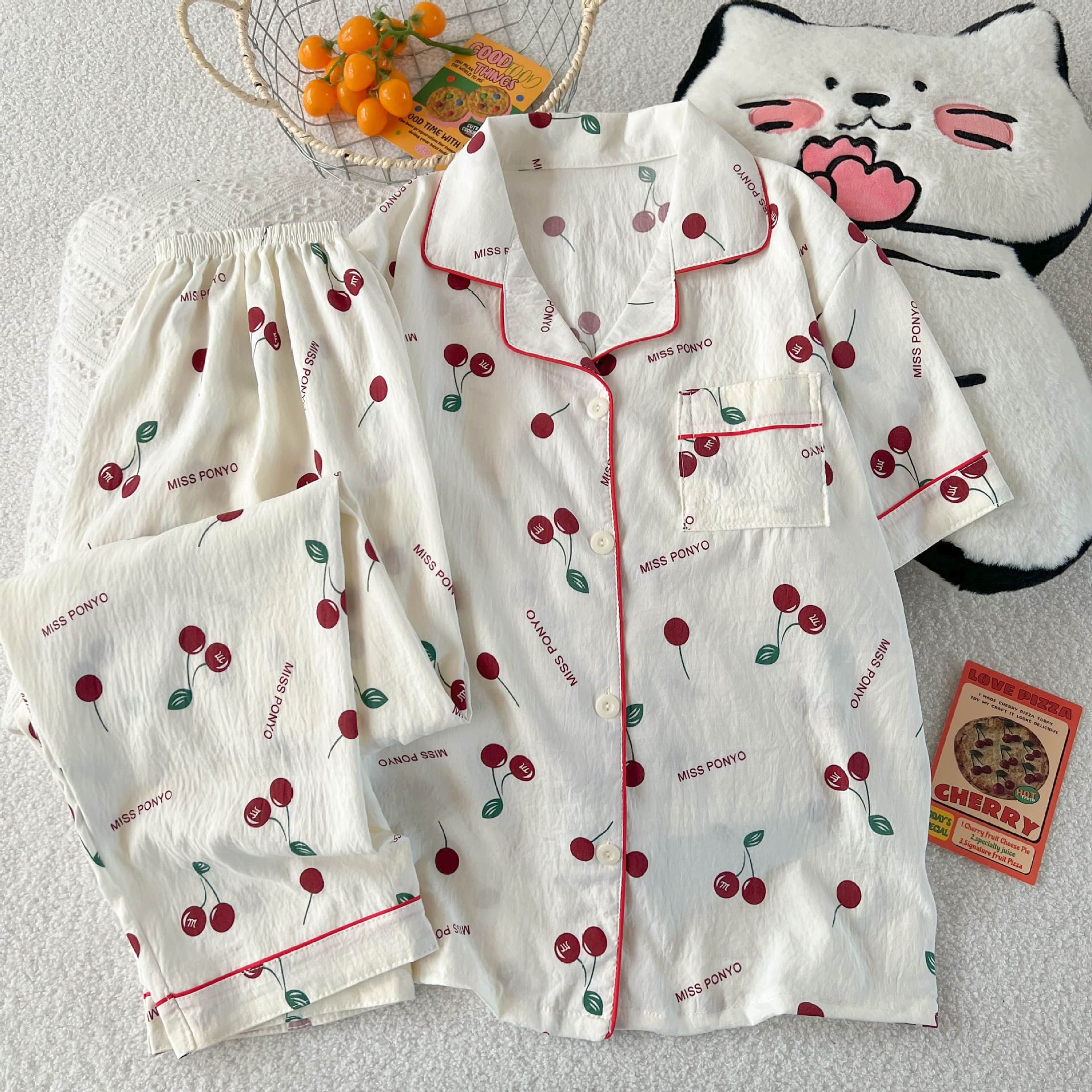 Al por mayor transfronterizo nuevo pijama de mujer tres piezas cardigan con solapa mangas cortas pantalones cortos KT gato dibujos animados cubierta de ropa doméstica