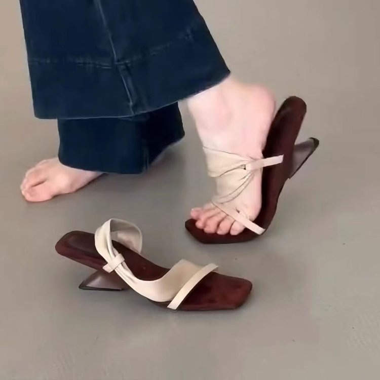 Suave zapatillas de correa cruzada de cabeza cuadrada zapatillas de tacón alto 2026 nuevas sandalias de verano temperamento de mujer