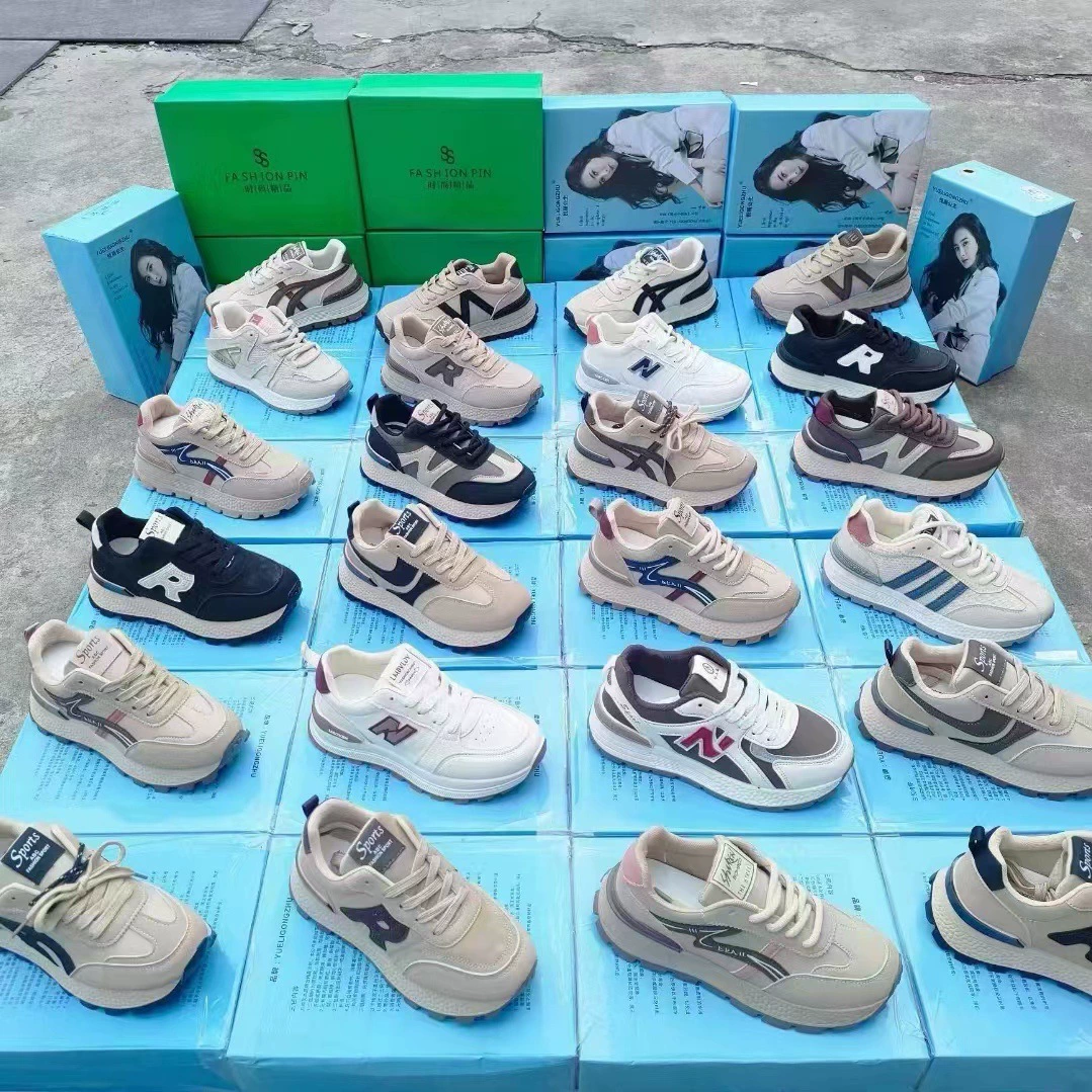 Фабрика поставки сети Red Tide обувь физический магазин, обувь, брендовая мужская и женская обувь, различные склады, обувь, стенд, оптовая продажа