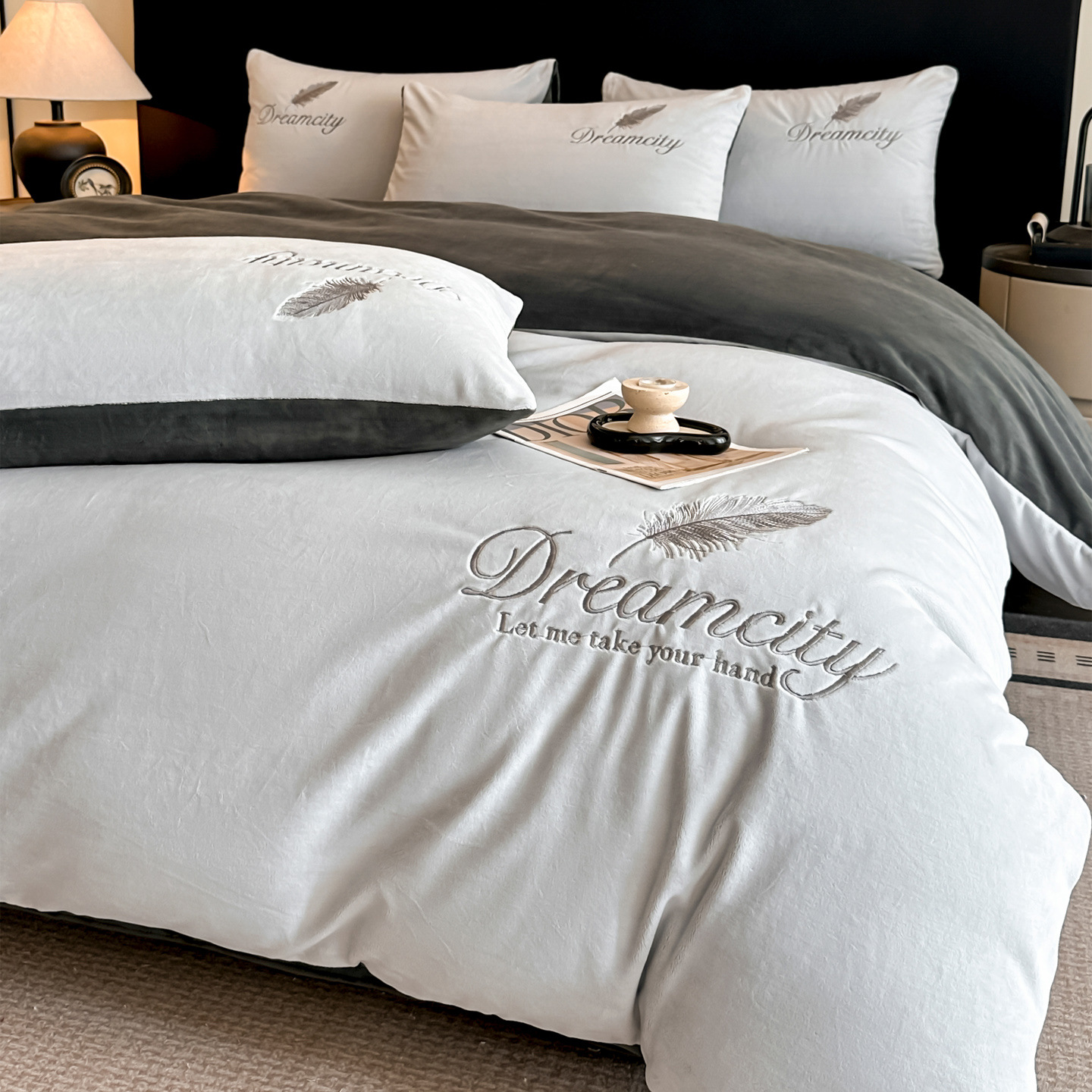 Milk Velvet Four-Piece Set with Quilt Core and Pillow Core, Eight-Piece Bed Set, Winter Double Bedding Set, Complete Set