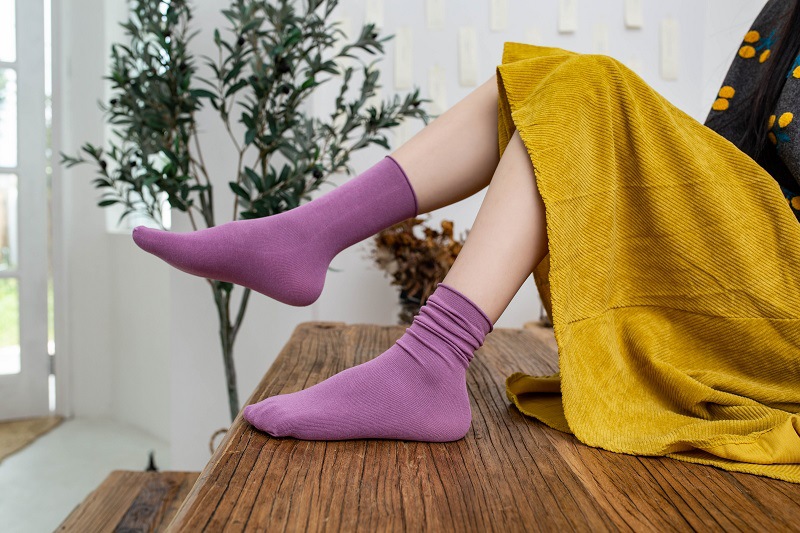 Female Japanese solid color middle tube socks